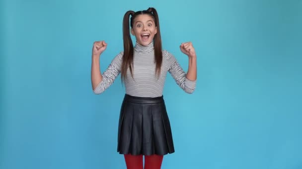 Екстатична дитина зі знижкою тріумф новини крик ізольований синій колір фону — стокове відео