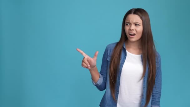 Kid lady point Leerraum nicht vorschlagen, wählen isolierte blaue Farbe Hintergrund — Stockvideo