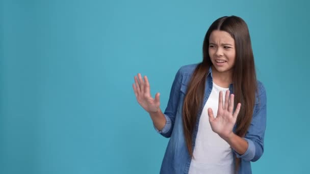 Niño disgustado ignorar olor olor vacío espacio aislado color azul fondo — Vídeo de stock