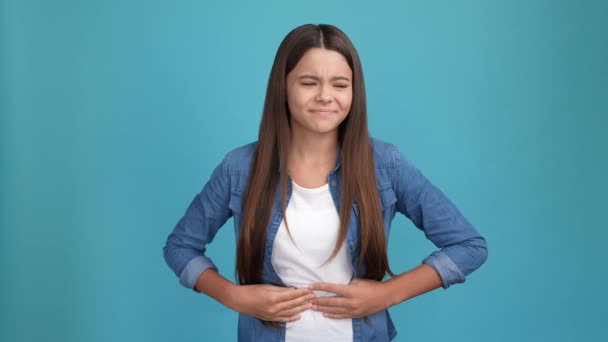 Niño niña toque vientre sufrir dolor de estómago náuseas aislado color azul fondo — Vídeos de Stock