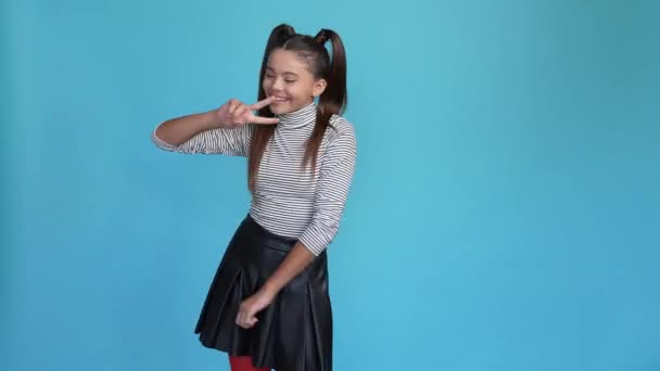Energetische trendige Kindertanzclub machen V-Zeichen isoliert blaue Farbe Hintergrund — Stockvideo