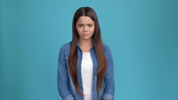 Kind Mädchen bedecken Hände Gesicht Prüfung Fehler weinen isoliert blaue Farbe Hintergrund — Stockvideo