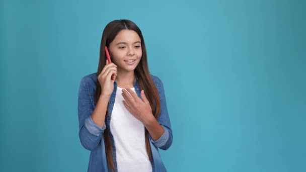 Niño niña llamada amigo dispositivo escuchar noticias broma aislado color azul fondo — Vídeo de stock