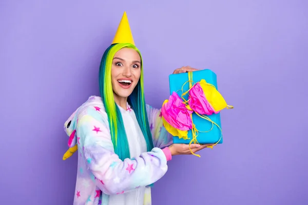 Фото шокованої леді, що представляє спеціальну пропозицію, одягнути конус ковпачок кігурумі костюм ізольований фіолетовий кольоровий фон — стокове фото