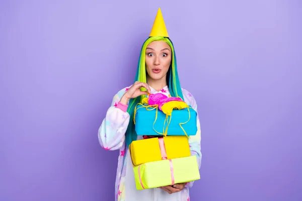 Foto de la señora sorprendida sostiene las cajas de la pila desenvolver paquete desgaste cono tapa kigurumi traje aislado color violeta fondo —  Fotos de Stock