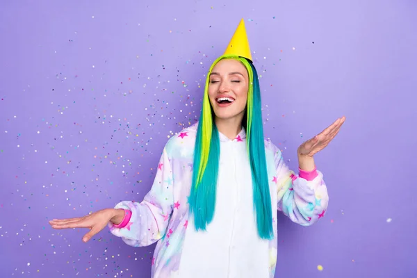 Foto de sonho inspirado senhora divirta-se dança desgaste cone cap kigurumi traje isolado cor violeta fundo — Fotografia de Stock