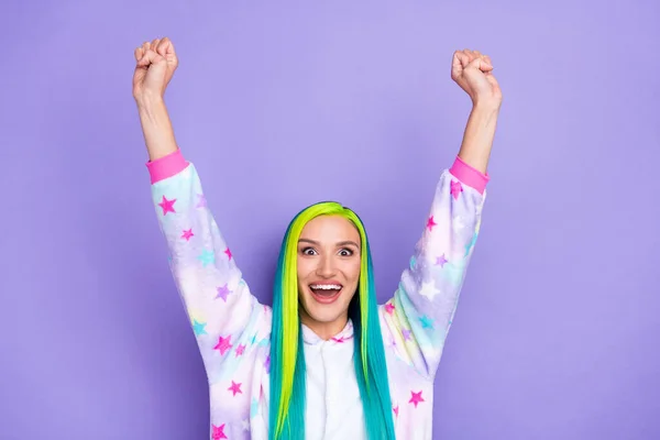 Foto de alegre exitosa dama levantar los puños regocijarse objetivo desgaste traje kigurumi aislado color violeta fondo —  Fotos de Stock