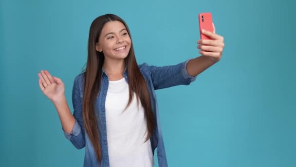 Blogger niño disparar gadget vlog seguidores aislados fondo de color azul — Vídeo de stock