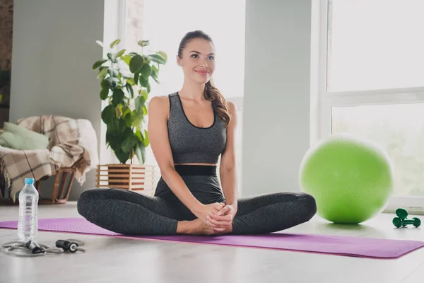 Retrato de atractiva chica deportiva alegre que asiste a clase de yoga estudio asana en casa de luz en interiores —  Fotos de Stock