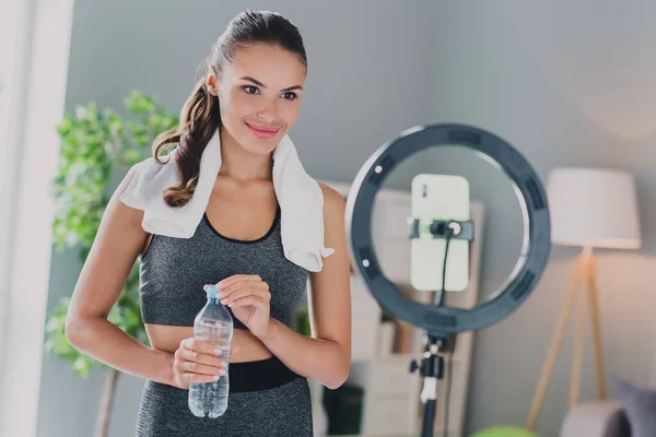 Porträtt av attraktiv glad sportig flicka gör fysisk kultur sikta mål inspelning vlog video på ljus hem studio inomhus — Stockfoto