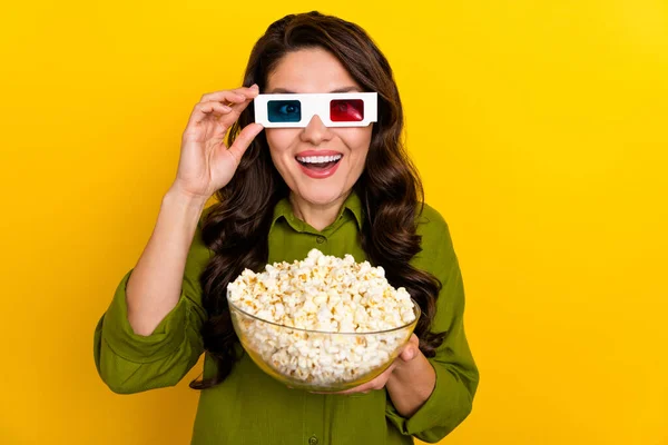 Photo of cheerful surprised lady hold pop corn watch funny plot twist wear 3d glasses shirt isolated yellow color background — Stock Photo, Image
