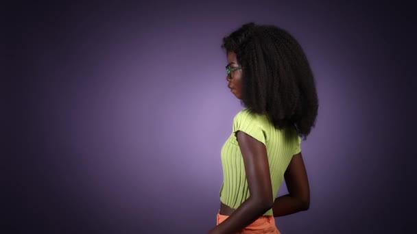 Bayan boş görünüyor sakız çiğniyor gençlik eğilimi izole edilmiş koyu renk arkaplan — Stok video