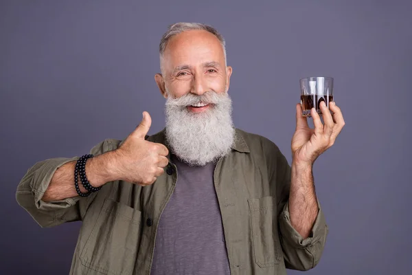 Photo de l'homme riche à la retraite montrer pouce-up approuver scotch de qualité parfaite isolé sur fond de couleur grise — Photo