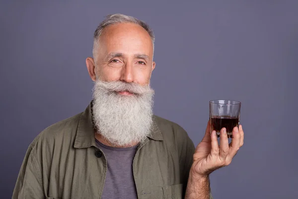 Foto de un hombre rico retirado beber whisky evento celebración aislado sobre fondo de color gris —  Fotos de Stock