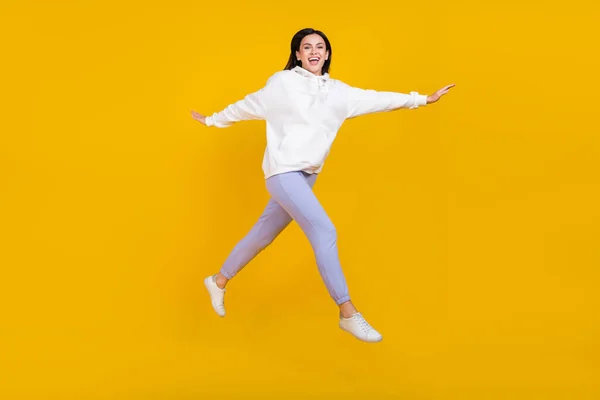 Full body foto van vrolijke jeugd dame sprong stap wandeling geïsoleerd over helder gele kleur achtergrond — Stockfoto