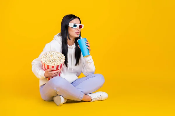 Foto in voller Größe von erstaunt lady watch series drink soda takeout cup hold popcorn basket isolated over shine yellow color background — Stockfoto