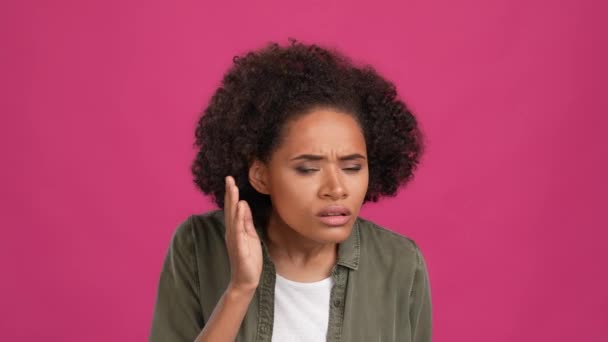 Lady hold palma orelha não pode ouvir informações isoladas fuschia cor fundo — Vídeo de Stock