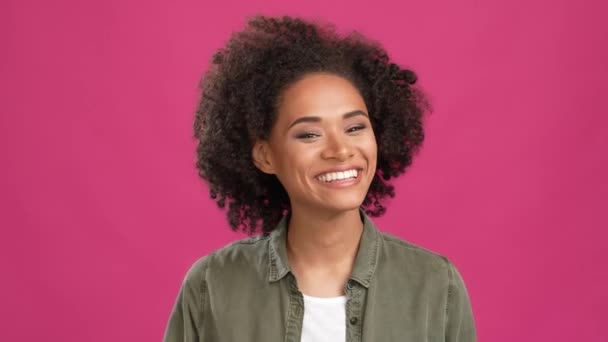 Sladké rozkošné dáma zubatý úsměv izolované fuschia barva pozadí — Stock video