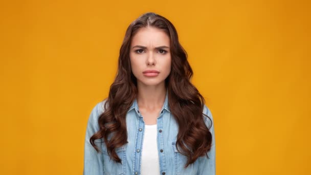 Frustré rejeté copine fronce les sourcils offensé désillusion — Video