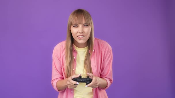 Joueuse intense excitée dame tenir joystick jouer jeu vidéo concours de victoire — Video