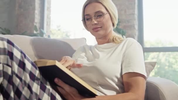 Alegre encantadora encantadora dama sentarse sofá hogareño leer libro de texto — Vídeo de stock