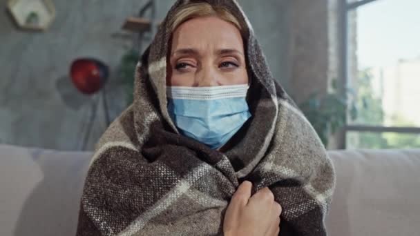 Депрессивная больная женщина сидит на диване при высокой температуре давления — стоковое видео
