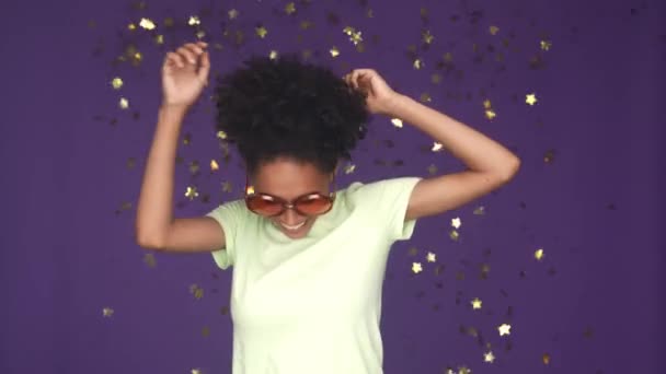 Dynamisk dam dansgolv njuta falla konfetti isolerad violett färg bakgrund — Stockvideo