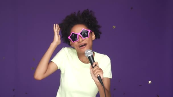 Doamna cânta mic stea forma ochelari se încadrează confetti izolat violet culoare fundal — Videoclip de stoc