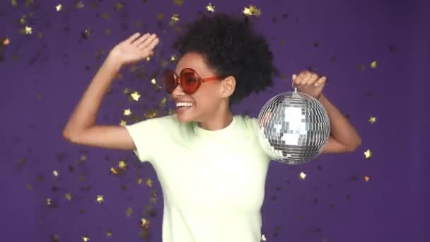 Senhora energética dança disco bola confete isolado violeta colorbackground — Vídeo de Stock