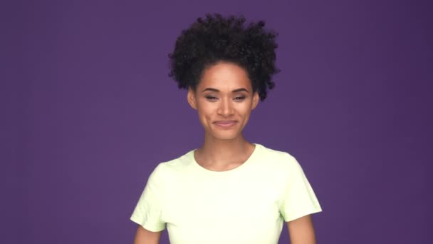 Wanita memegang kartu besar Hati merah terkesan terisolasi warna latar belakang ungu — Stok Video