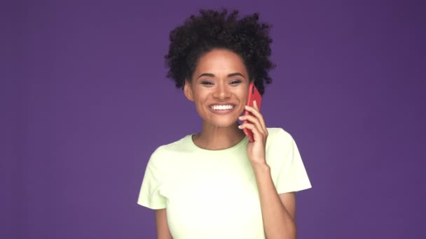 Lady réponse smartphone succès gagner poing jusqu'à isolé couleur pourpre fond — Video