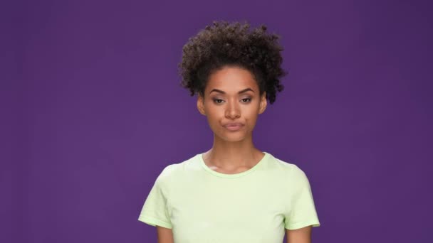 Dame Hand weg Person vermeiden Gespräch isoliert lila Farbe Hintergrund — Stockvideo