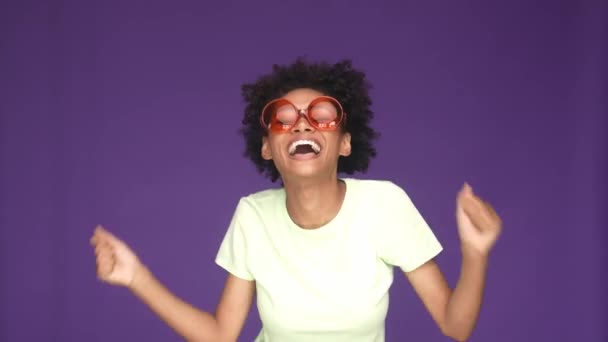 Aufgeregt Dame Tanzfläche Diskothek isoliert lila Farbe Hintergrund — Stockvideo