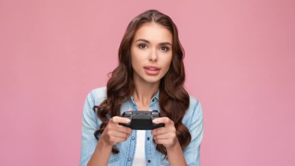 Wanita gamer intens tingkat keras walkthrough kemenangan sukacita — Stok Video