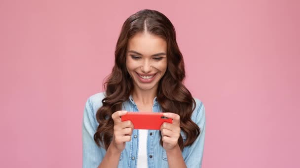 Podekscytowany zabawny gracz dziewczyna trzymać telefon grać w gry wideo cieszyć triumf — Wideo stockowe