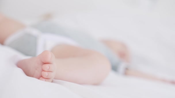 Dormir descansando berço criança saudável noite tranquila mamãe calma no quarto berçário — Vídeo de Stock
