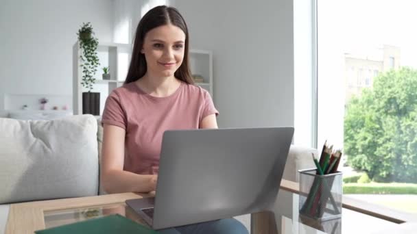 Agente concentrado senhora sentar sofá usar netbook app consultar wi fi quarto de cliente — Vídeo de Stock