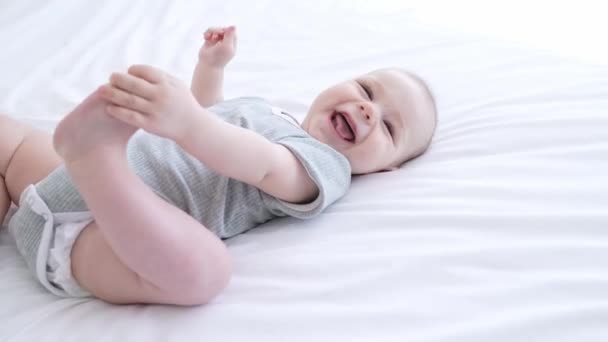 健康良い品質のおむつ使用の概念赤ちゃんは屋内で横にクリブを楽しむ — ストック動画