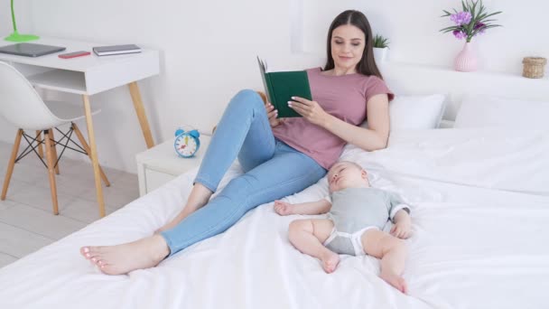 Bebek bezi reklamındaki bebekler sessiz uyur anneler mutlu boş vakitleri evde kitap okuyarak geçirir. — Stok video