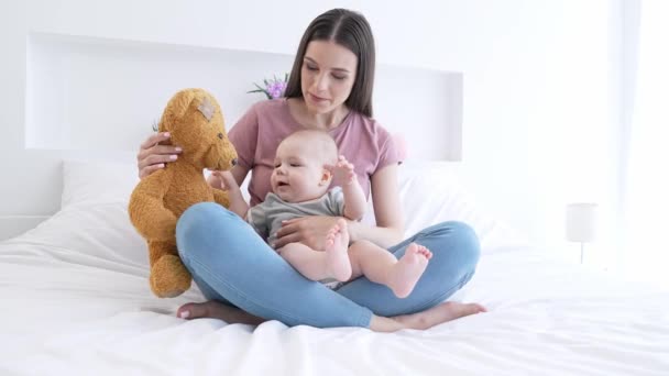 Douce baby-sitter dame asseoir lit jouer jeu innocent bébé à l'intérieur — Video