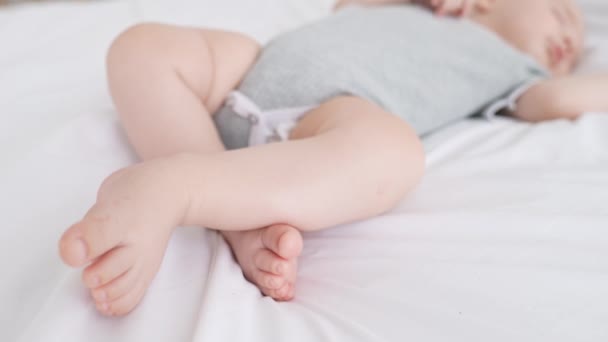 Adorable enfant bébé sommeil calme dans la crèche couche propre annonce dans la chambre pépinière — Video