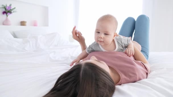 Dulce niñera señora jugando con bebé niño risa comodidad cama interior — Vídeos de Stock