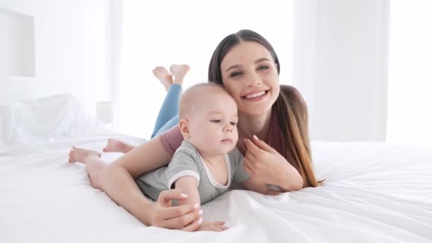 Mignon doux maman couché lit câlin bébé garçon garderie à l'intérieur — Video