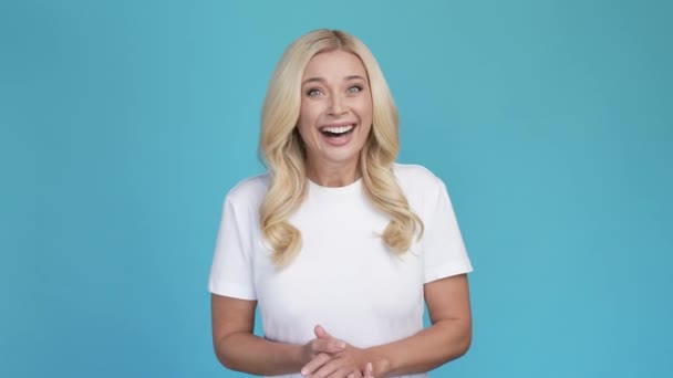 Positiv lustig aufrichtig echte Dame lachen strahlendes Lächeln — Stockvideo
