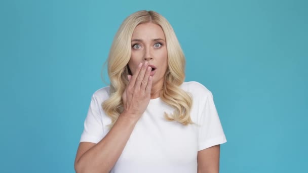 Mädchen nett Dame schockiert Reaktion Handfläche bedecken Mund — Stockvideo