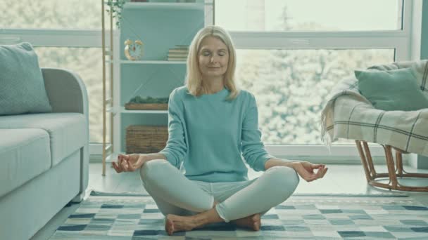 Sincère dame calme positif assis lotus pose plancher méditer — Video