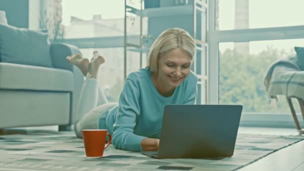 Positif jarak pekerja wanita lantai berbaring menikmati koneksi yang baik — Stok Video