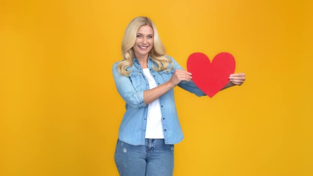 Señorita afectuosa positiva sostiene figura roja del corazón disfrutar de regalo de San Valentín — Vídeos de Stock