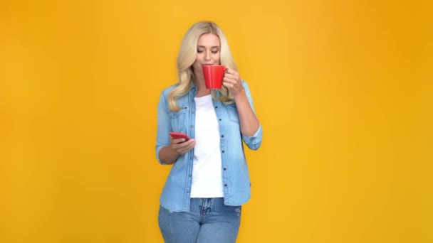 Encantadora mujer de negocios celebrar taza de café leer teléfono post — Vídeos de Stock