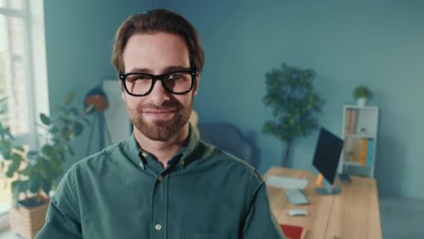 Bearded handelaar promotor guy bezit specs ontwikkelen nieuwe startup beslissing werkruimte — Stockvideo